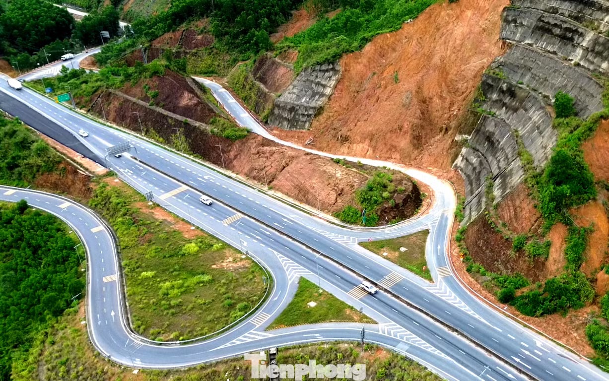 Đất đá, bê tông treo lơ lửng tại điểm sạt lở nút giao cao tốc qua TP. Huế - Ảnh 10.
