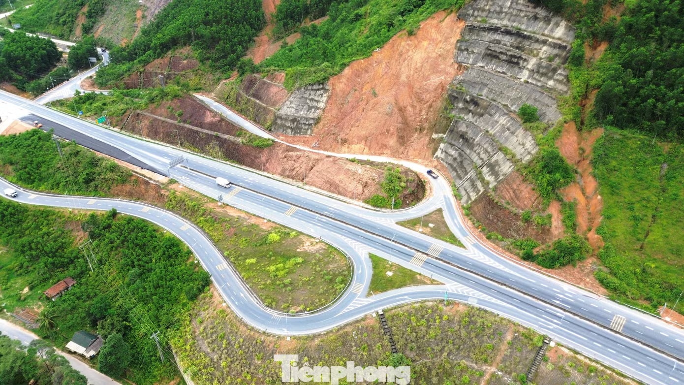 Đất đá, bê tông treo lơ lửng tại điểm sạt lở nút giao cao tốc qua TP. Huế - Ảnh 1.