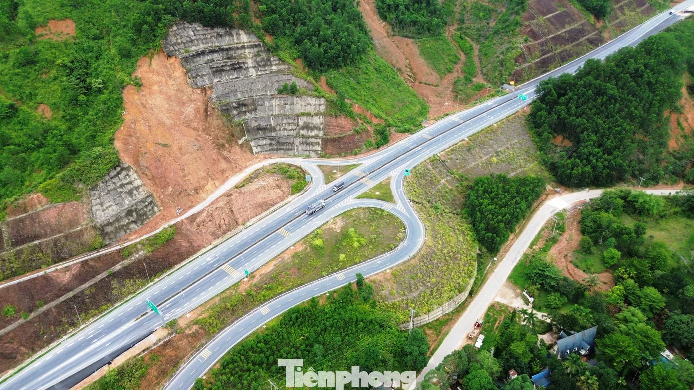 Đất đá, bê tông treo lơ lửng tại điểm sạt lở nút giao cao tốc qua TP. Huế - Ảnh 12.