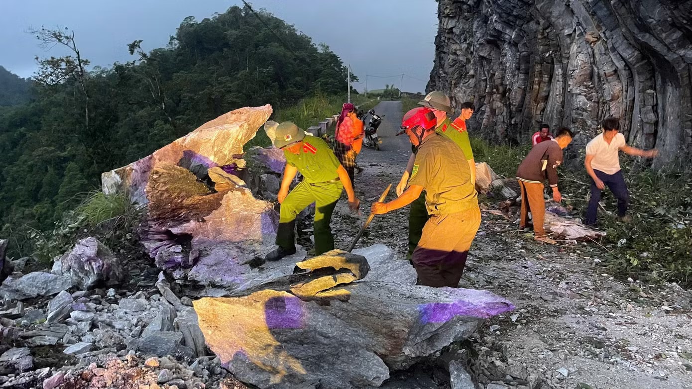 Lực lượng Công an xã, Biên phòng cùng người dân phá đá dọn đường. Mưa lớn gây thiệt hại nặng tại Tuyên Quang - Ảnh 2.