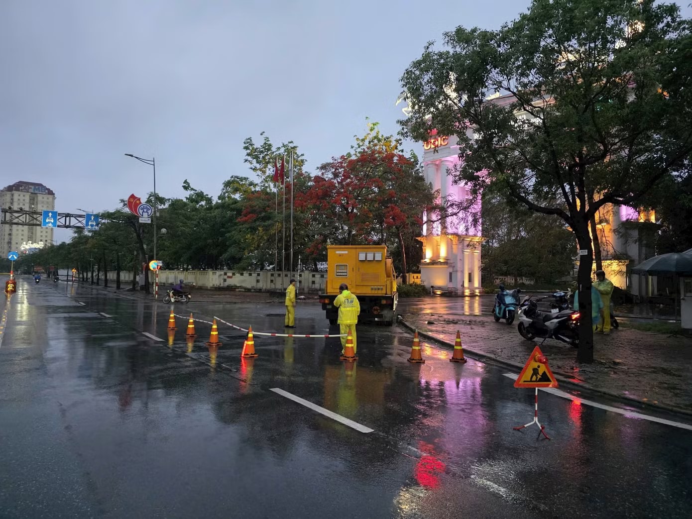 Mưa xối xả đầu mùa, ngập úng ở Hà Nội ra sao? - Ảnh 1.