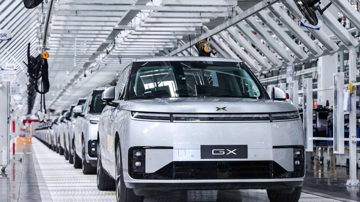 Đối thủ Tesla tại Trung Quốc chính thức xuất xưởng Robotaxi sản xuất hàng loạt đầu tiên , tham vọng thương mại hóa hoàn toàn vào năm 2027