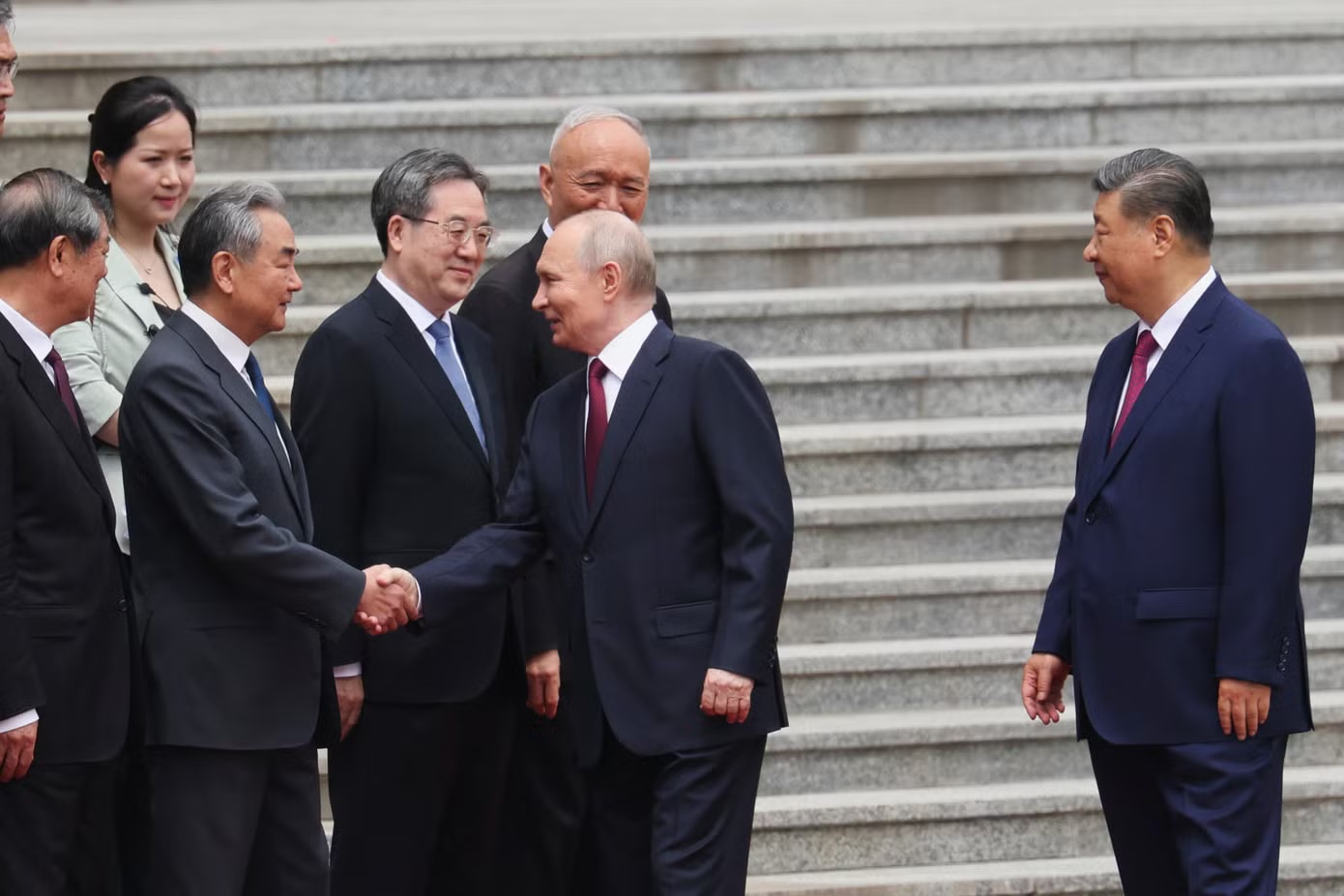 Tổng thống Nga Putin đến Bắc Kinh vào tối 19/5 để bắt đầu chuyến thăm chính thức hai ngày tới Trung Quốc theo lời mời của Chủ tịch Trung Quốc Tập Cận Bình. Chuyên cơ của lãnh đạo Nga đã được Bộ trưởng Ngoại giao Trung Quốc Vương Nghị đón tiếp tại đường băng, cùng với đội danh dự và một nhóm trẻ em vẫy cờ Nga, Trung Quốc. (Ảnh: Reuters) Lễ đón chính thức Tổng thống Nga Vladimir Putin tại Trung Quốc - Ảnh 14.