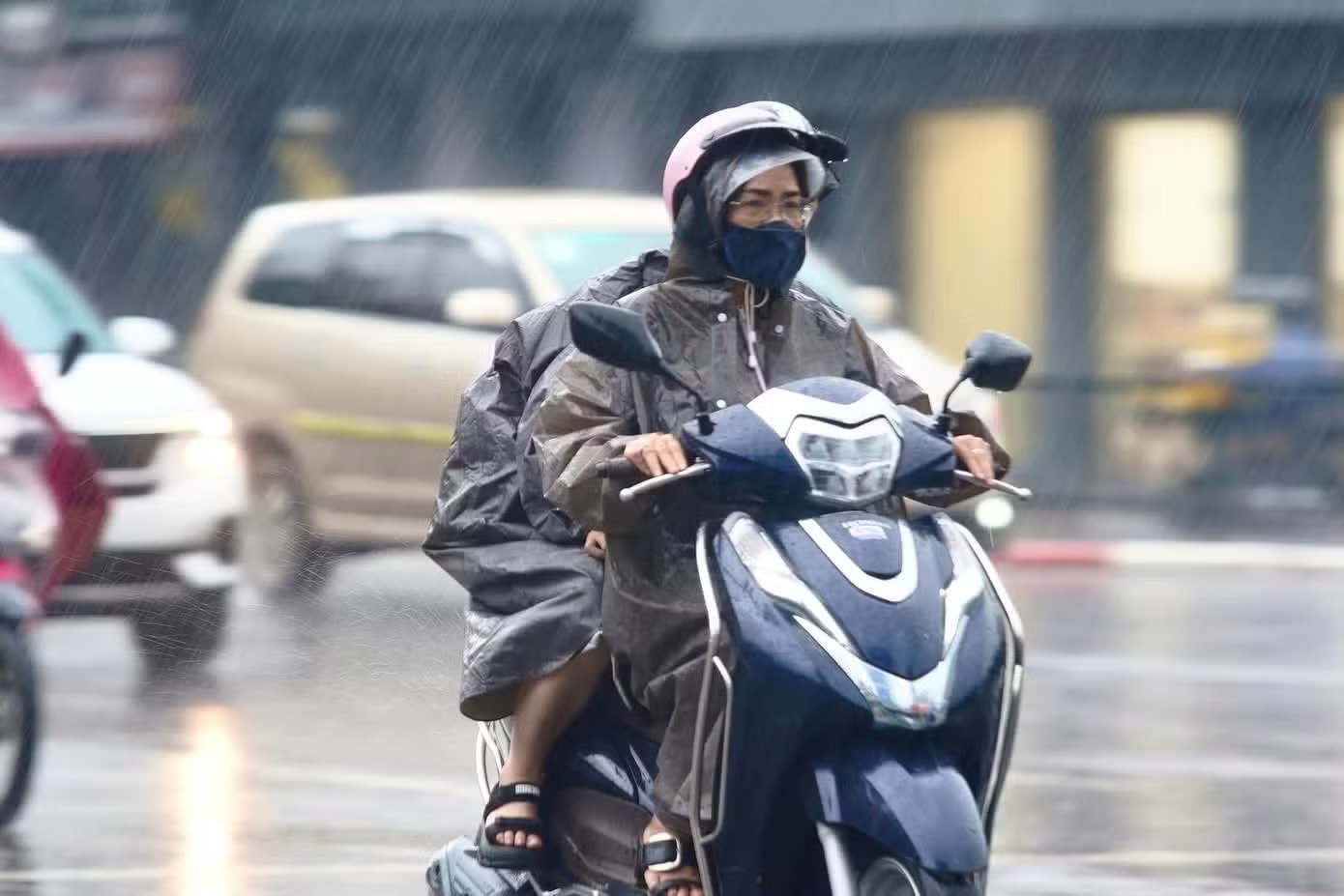 Miền Bắc hôm nay tiếp tục có mưa to. Miền Bắc mưa lớn đỉnh điểm - Ảnh 1.