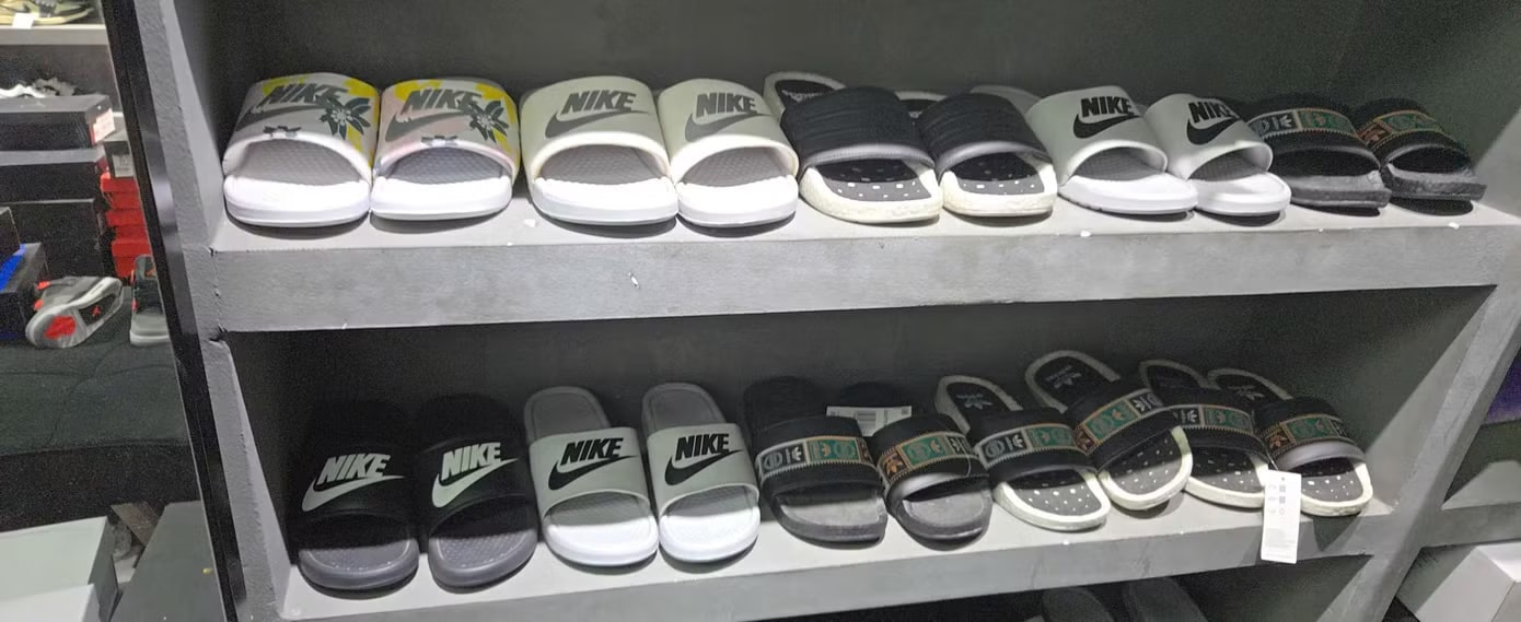 Phá đường dây bán giày giả mạo thương hiệu Nike, Adidas ở TPHCM - Ảnh 1.