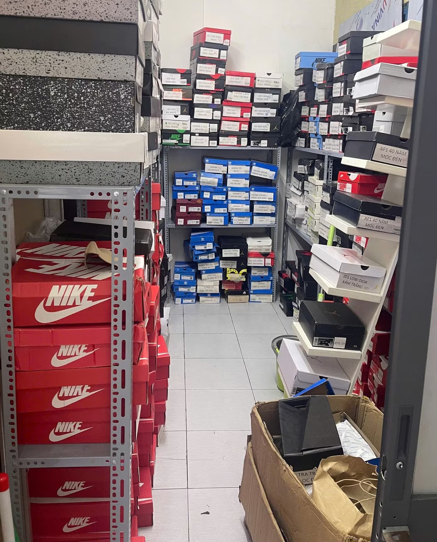 Phá đường dây bán giày giả mạo thương hiệu Nike, Adidas ở TPHCM - Ảnh 2.