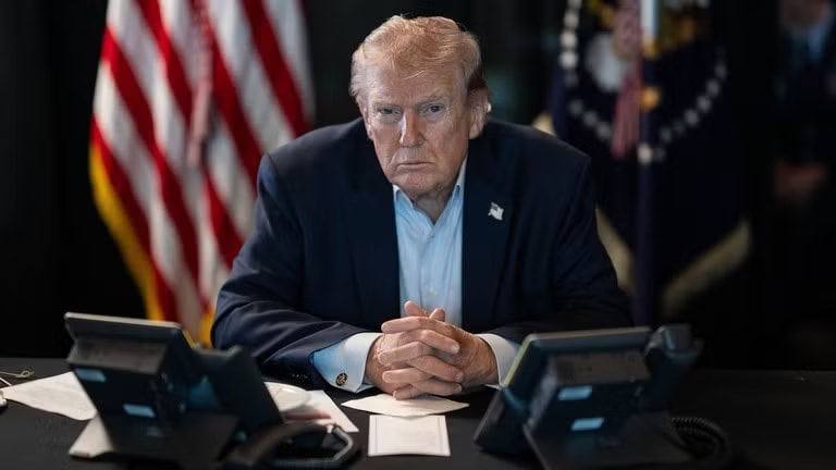 Tổng thống Mỹ Donald Trump. (Ảnh: X) Thượng viện Mỹ thông qua dự luật hạn chế quyền lực của Tổng thống Trump trong cuộc chiến với Iran - Ảnh 1.