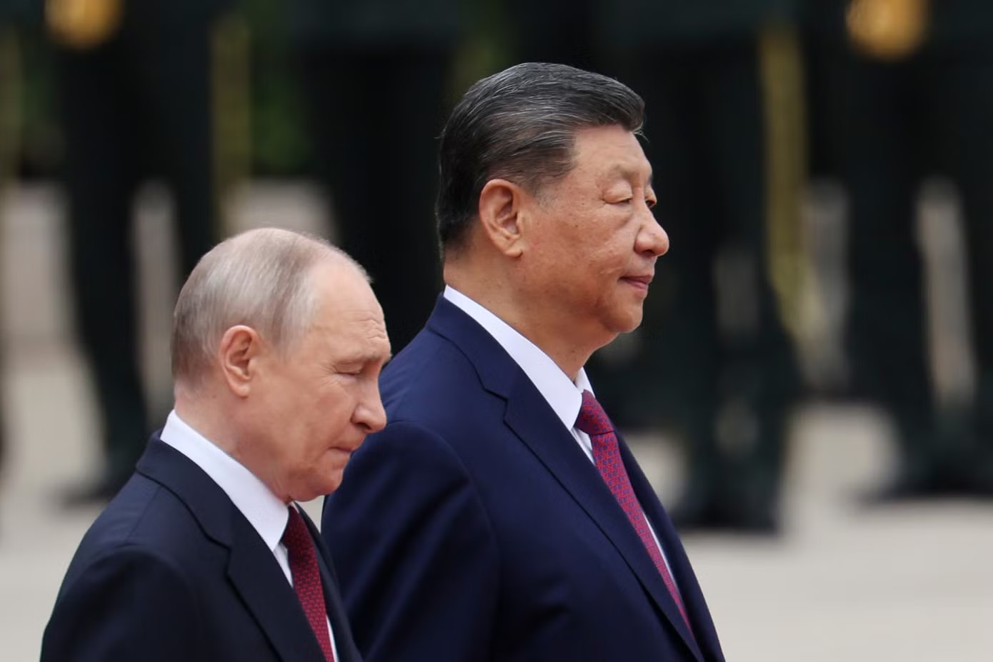 Đáp lại, ông Putin trích dẫn một câu tục ngữ Trung Quốc: “Chúng ta mới chưa gặp nhau một ngày, nhưng cảm giác như ba mùa thu đã trôi qua”. (Ảnh: Reuters) Lễ đón chính thức Tổng thống Nga Vladimir Putin tại Trung Quốc - Ảnh 13.