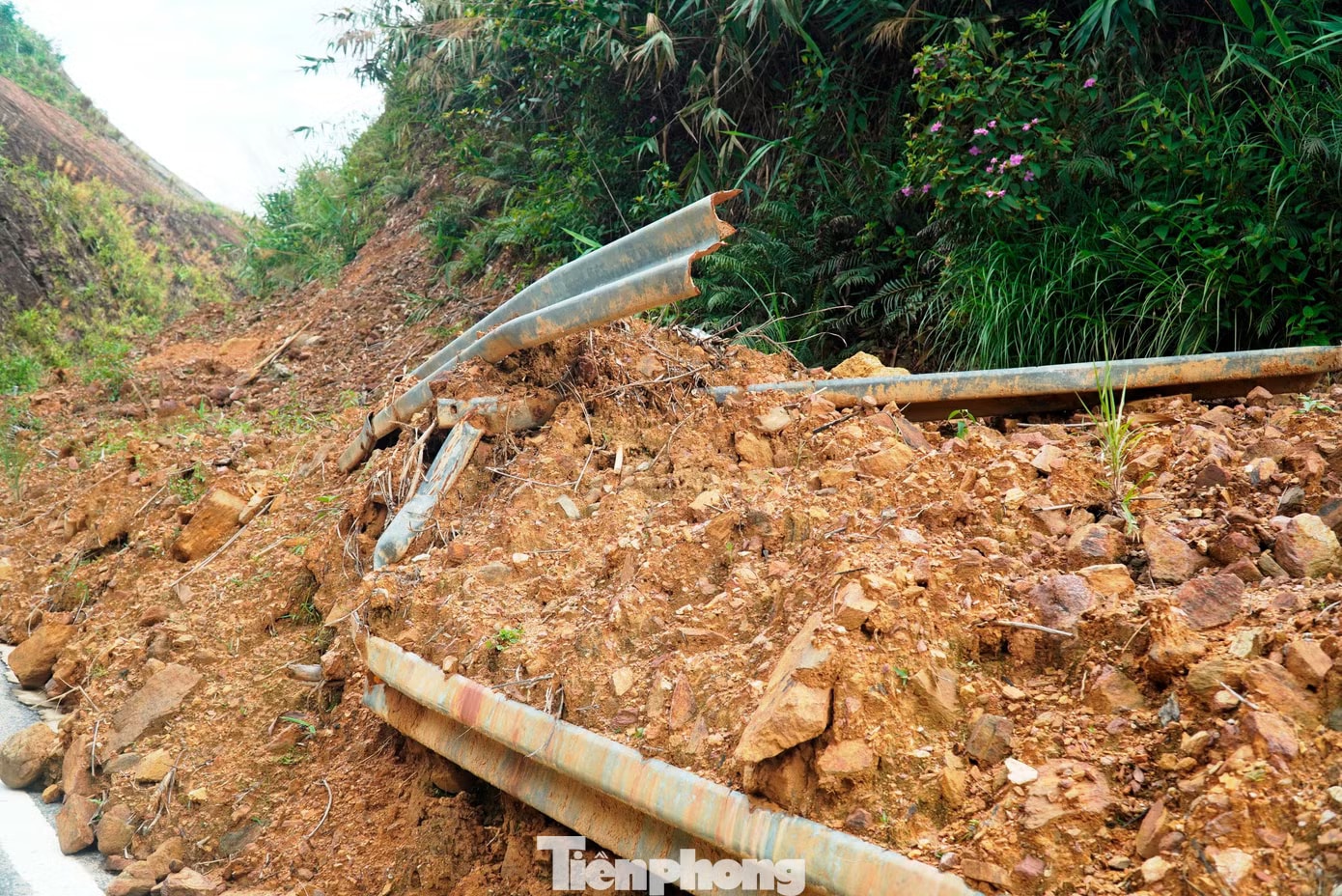 Đất đá, bê tông treo lơ lửng tại điểm sạt lở nút giao cao tốc qua TP. Huế - Ảnh 9.
