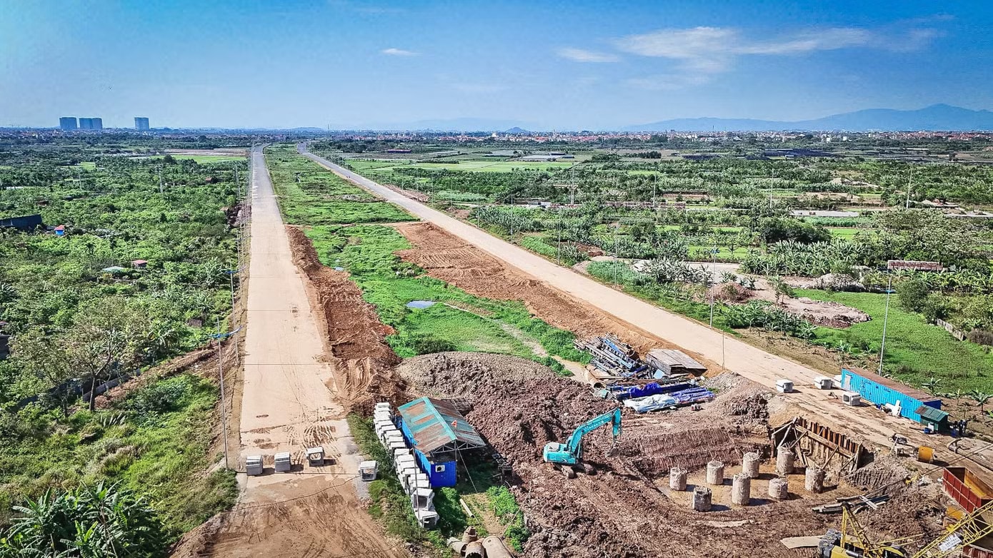 Dự án đường Vành đai 4 đang được đẩy nhanh tiến độ thi công nhằm sớm thông xe, phục vụ nhu cầu đi lại của người dân. Phấn đấu hoàn thành dự án Vành đai 4 trong năm 2027 - Ảnh 1.