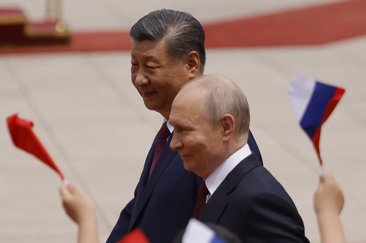 Tổng thống Nga Vladimir Putin và Chủ tịch Trung Quốc Tập Cận Bình tại lễ đón sáng 20/5 ở Bắc Kinh. (Ảnh: Reuters) Nga xem xét dự án hợp tác chung với Mỹ và Trung Quốc - Ảnh 1.