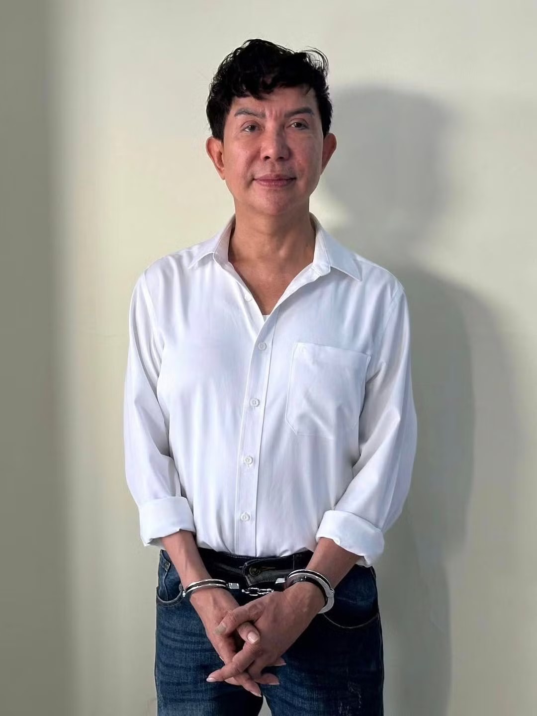 Ca sĩ Minh Nhật tại cơ quan công an. Lời khai của Long Nhật và Sơn Ngọc Minh trong đường dây ma túy gây chấn động Showbiz - Ảnh 1.