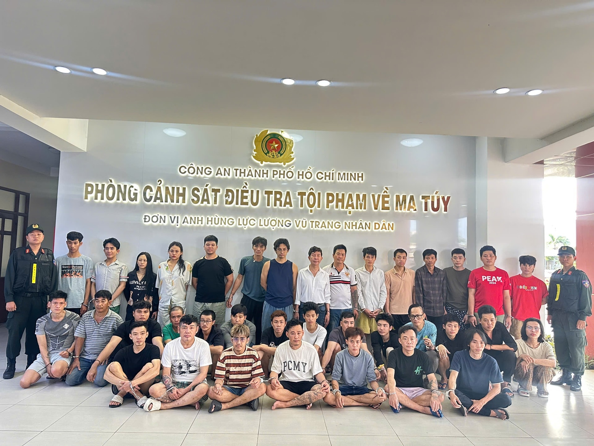 Ca sĩ Long Nhật bị bắt - Ảnh 4.