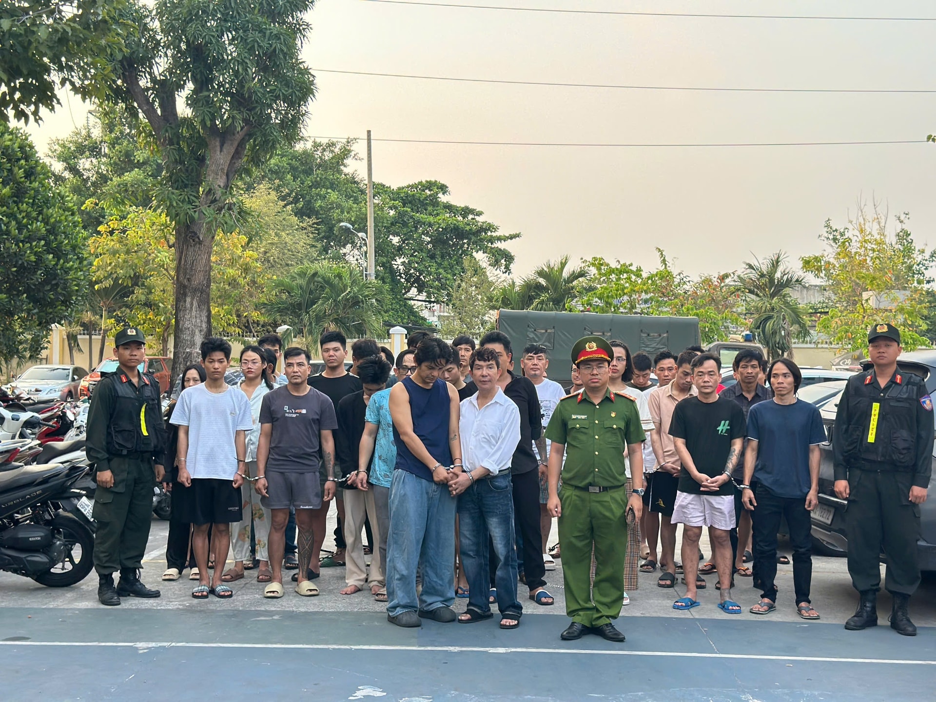 Ca sĩ Long Nhật bị bắt - Ảnh 3.