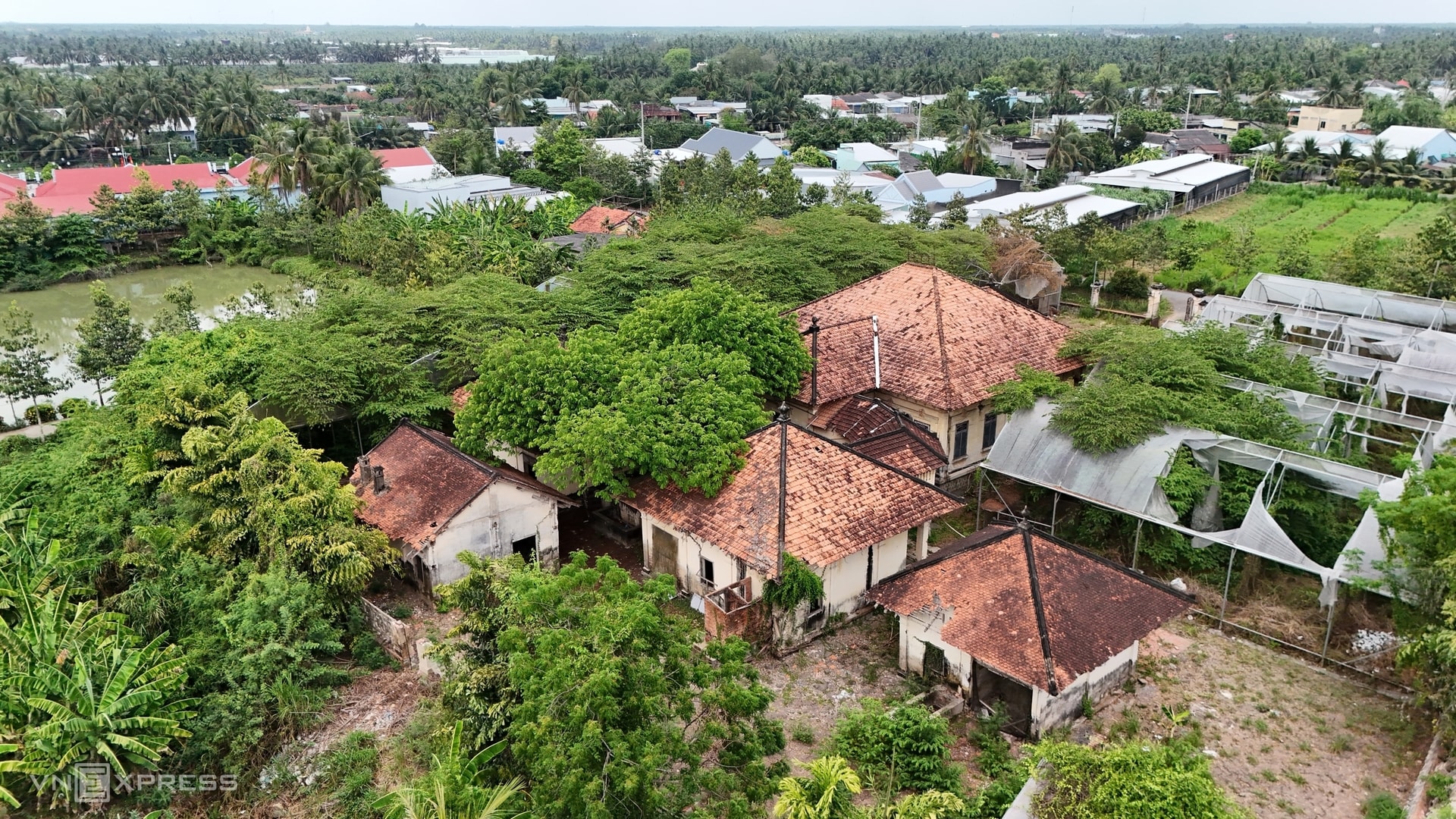 Biệt thự cổ trăm năm của quan tri huyện xưa: Quy mô 7.000m2 mang đậm kiến trúc vùng Nam Bộ, từng là bối cảnh của loạt phim đình đám nay dần thành phế tích- Ảnh 1. Biệt thự cổ trăm năm của quan tri huyện xưa: Quy mô 7.000m2 mang đậm kiến trúc vùng Nam Bộ, từng là bối cảnh của loạt phim đình đám nay dần thành phế tích- Ảnh 1.