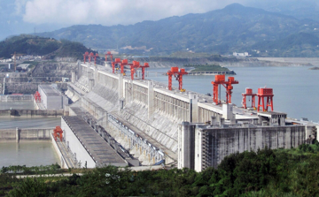 Đánh sập 186.000m3 bê tông nặng 440.000 tấn xuống sông để xây công trình thủy điện lớn nhất thế giới, vốn đầu tư hơn 975.800 tỷ đồng