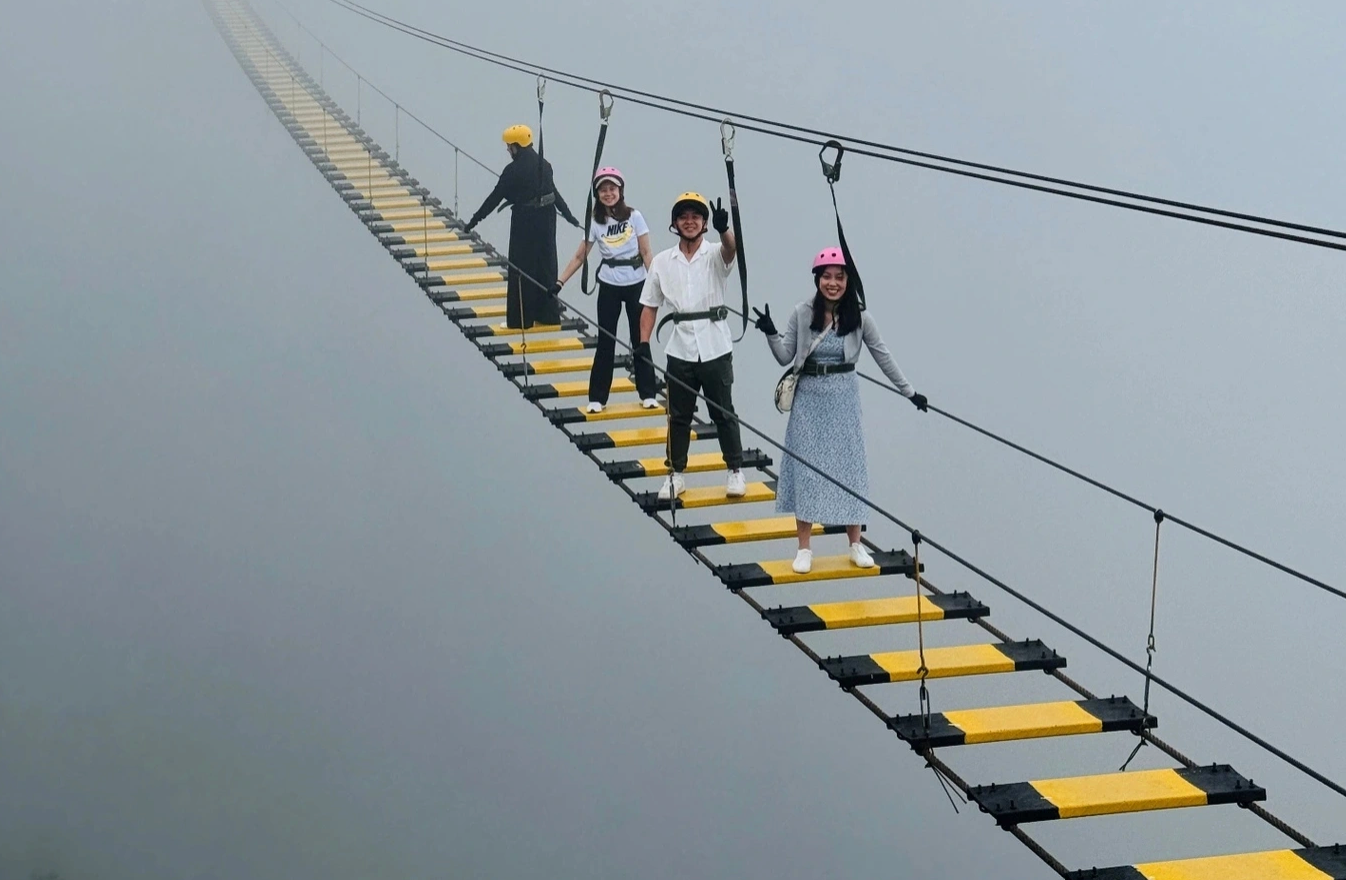 Việt Nam sở hữu cây cầu nằm ở độ cao 2.200m, ngay gần ‘Thuỵ Sĩ của đất nước’- Ảnh 1. Việt Nam sở hữu cây cầu nằm ở độ cao 2.200m, ngay gần ‘Thuỵ Sĩ của đất nước’- Ảnh 1.