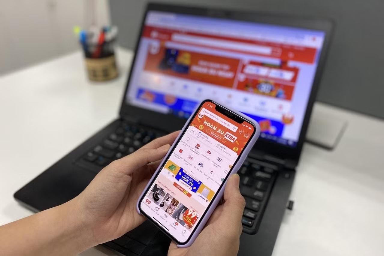 Việc các sàn tăng mạnh phí khiến nguy cơ chi phí dồn về phía các shop nhỏ và cuối cùng làm tăng giá bán khi đến người tiêu dùng. Bộ Công Thương nói gì về việc Shopee, TikTok Shop tăng phí? - Ảnh 2.