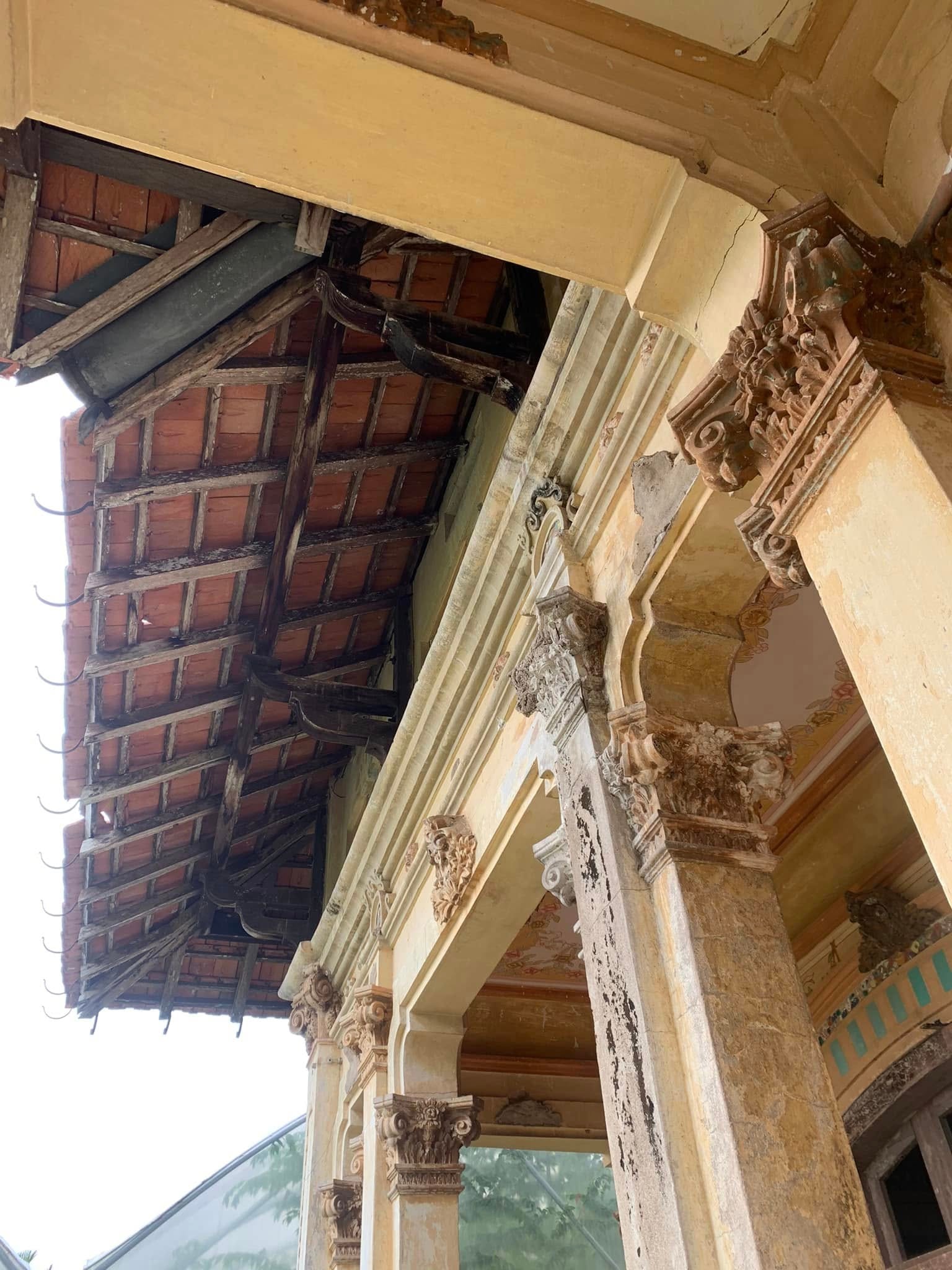 Biệt thự cổ trăm năm của quan tri huyện xưa: Quy mô 7.000m2 mang đậm kiến trúc vùng Nam Bộ, từng là bối cảnh của loạt phim đình đám nay dần thành phế tích- Ảnh 4. Biệt thự cổ trăm năm của quan tri huyện xưa: Quy mô 7.000m2 mang đậm kiến trúc vùng Nam Bộ, từng là bối cảnh của loạt phim đình đám nay dần thành phế tích- Ảnh 4.