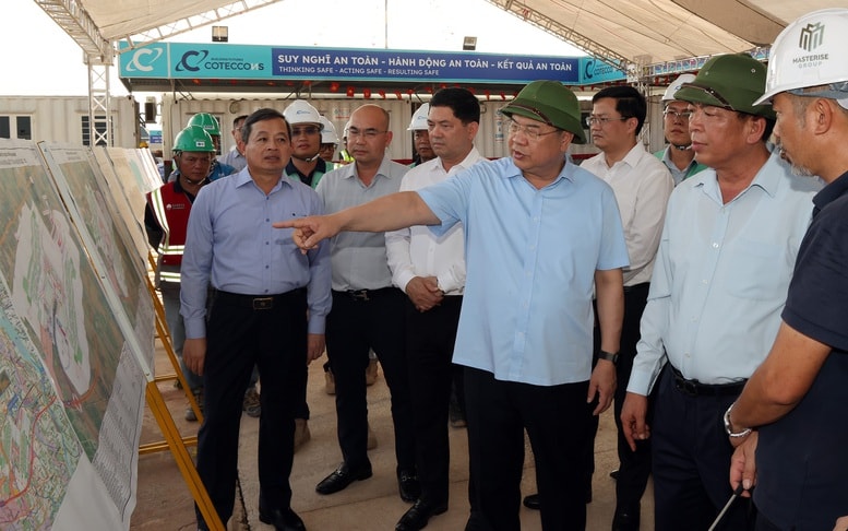 Hình ảnh tại buổi kiểm tra dự án sân bay Gia Bình. Nguồn ảnh: Báo Chính phủ Hình ảnh tại buổi kiểm tra dự án sân bay Gia Bình. Nguồn ảnh: Báo Chính phủ