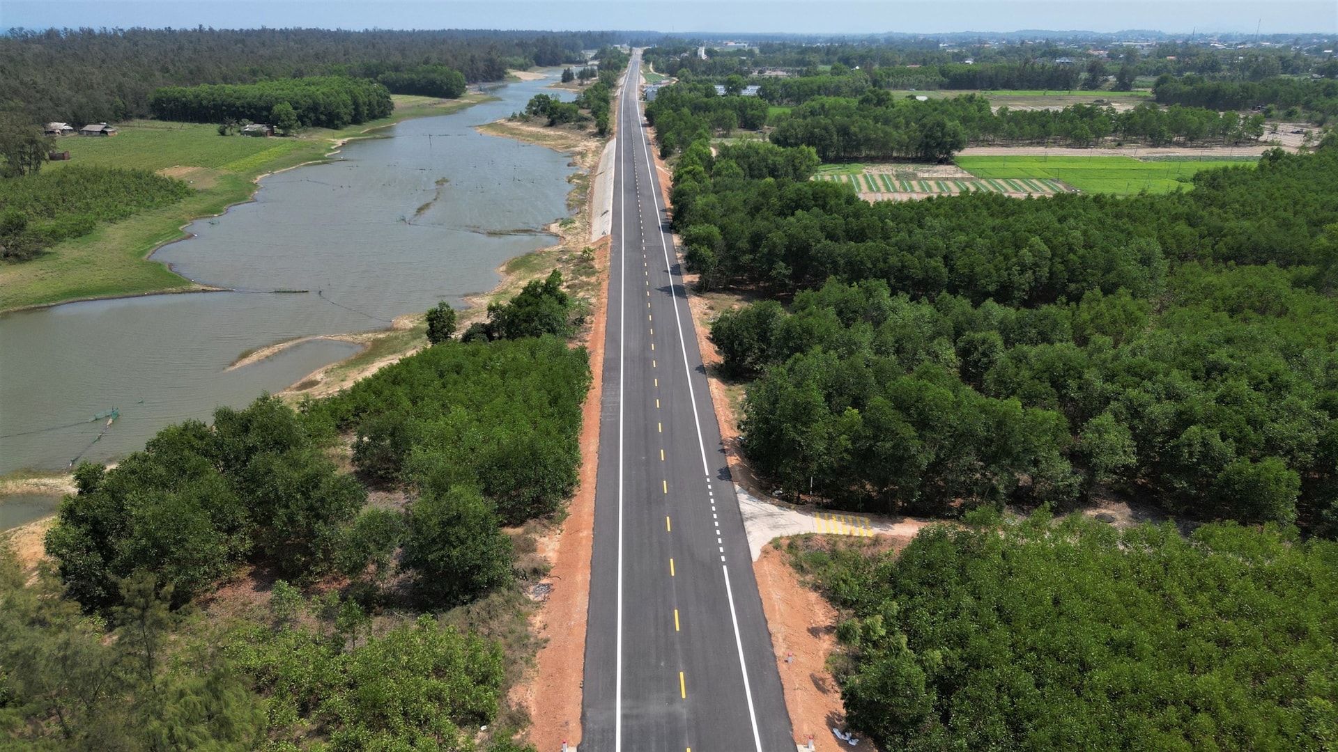 Việt Nam có cung đường biển đẹp như tranh xuyên qua nhiều vùng sinh thái: Dài 100km, đang nỗ lực ‘về đích’- Ảnh 1. Việt Nam có cung đường biển đẹp như tranh xuyên qua nhiều vùng sinh thái: Dài 100km, đang nỗ lực ‘về đích’- Ảnh 1.