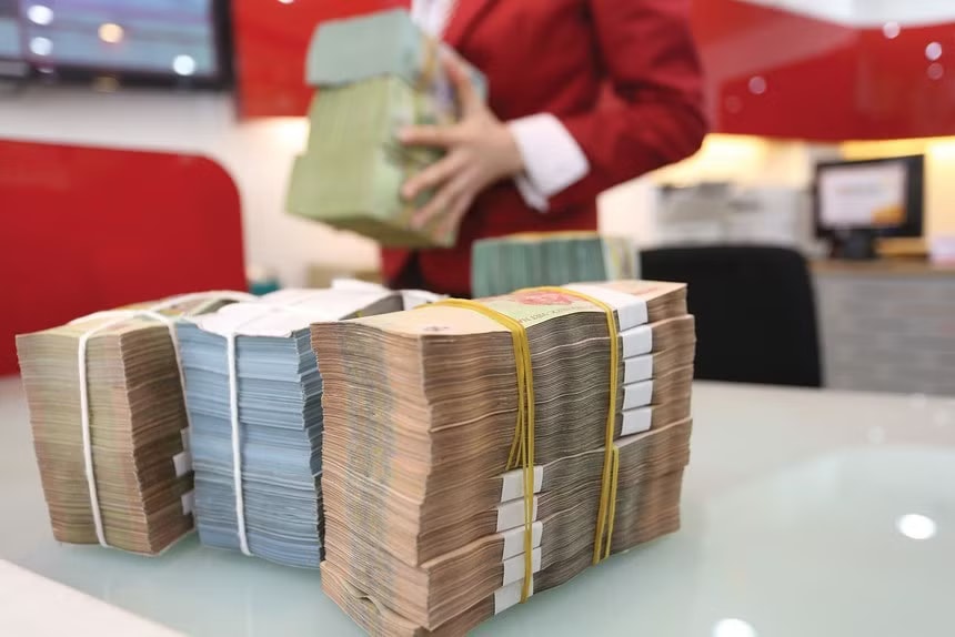 Ngân hàng gặp khó trong việc huy động vốn trên kênh trái phiếu. Lãi suất trái phiếu tăng vọt, vì sao ngân hàng hạn hẹp vốn cho vay? - Ảnh 1.
