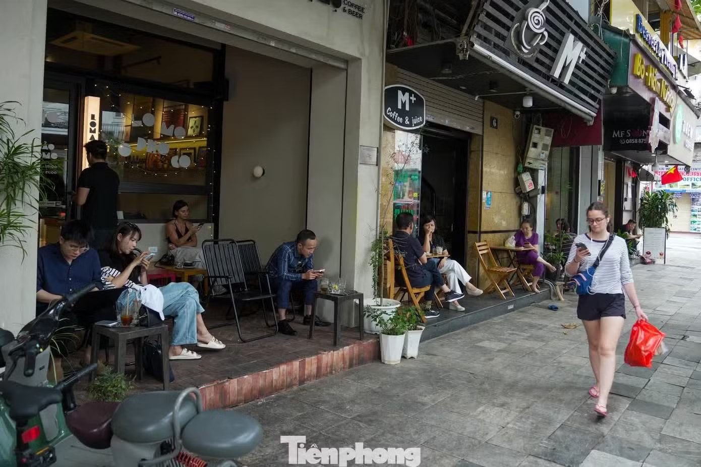 Hà Nội siết vỉa hè: Không thể chỉ cấm và phạt, sinh kế cần có lối đi - Ảnh 14.
