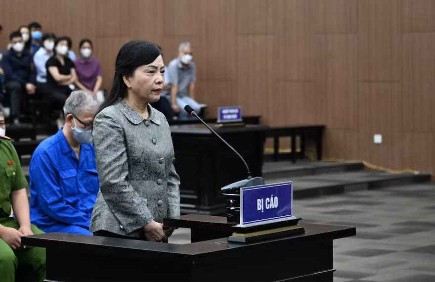 Bà Nguyễn Thị Kim Tiến tại tòa. Đại diện Bộ Y tế nói rất đau xót, đề nghị được hoàn trả khoản thiệt hại 658 tỷ đồng - Ảnh 1.