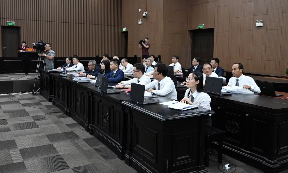 Nhóm luật sư tham gia bào chữa cho các bị cáo. Đại diện Bộ Y tế nói rất đau xót, đề nghị được hoàn trả khoản thiệt hại 658 tỷ đồng - Ảnh 2.