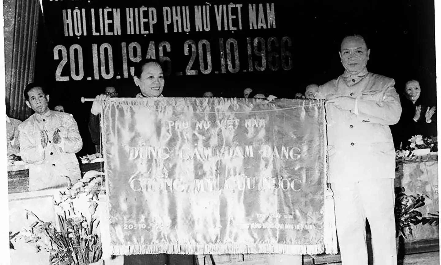 Cố Chủ tịch Hội LHPN Việt Nam Nguyễn Thị Thập nhận Bức trướng “Phụ nữ Việt Nam dũng cảm đảm đang, chống Mỹ cứu nước” do Chủ tịch Quốc hội Trường Chinh trao tặng ngày 20-10-1966. Ảnh: tư liệu
