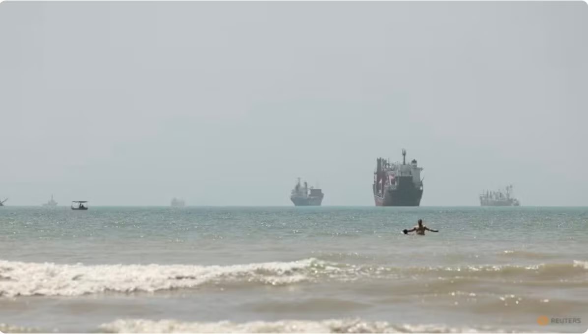 Khu vực eo biển Hormuz. (Ảnh: Reuters) Xuất hiện tín hiệu tích cực từ đàm phán Mỹ - Iran - Ảnh 1.