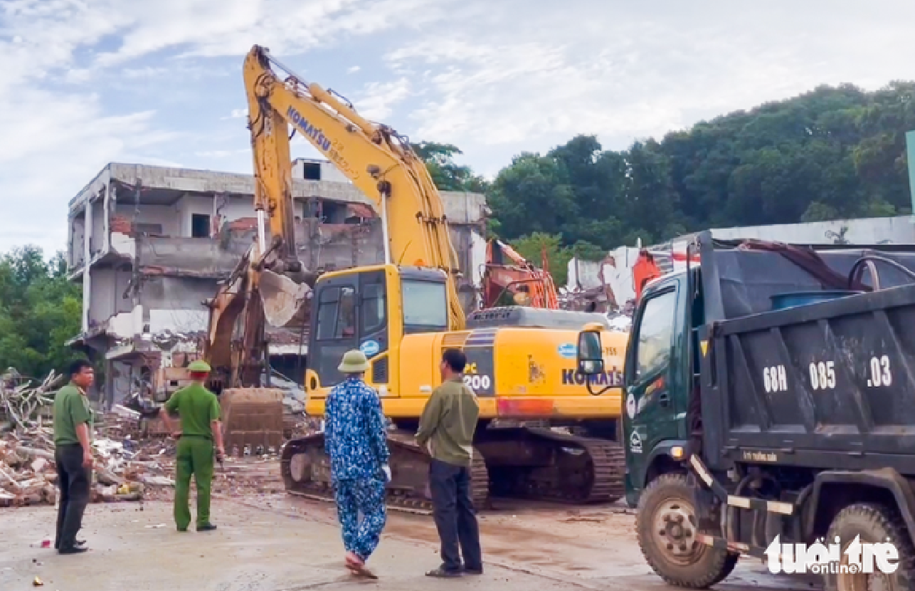 Hôm nay, biệt phủ rộng bằng 2 sân bóng đá xây trên đất chiếm dụng chính thức bị phá dỡ- Ảnh 1. Hôm nay, biệt phủ rộng bằng 2 sân bóng đá xây trên đất chiếm dụng chính thức bị phá dỡ- Ảnh 1.