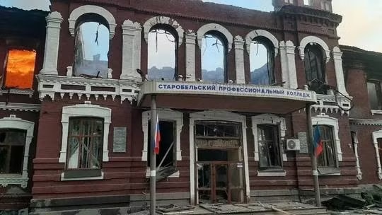 Hình ảnh một tòa nhà của trường Cao đẳng nghề Starobelsk sau vụ tấn công bằng máy bay không người lái của Ukraine. (Ảnh: Leonid Pasechnik) Nga cáo buộc Ukraine đột kích Lugansk bằng máy bay không người lái - Ảnh 1.