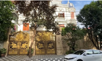 Biệt phủ như lâu đài giữa lòng thành phố của ca sĩ Long Nhật: Nội thất toàn gỗ nguyên khối, chiếc cổng giá trị ngang 1 căn nhà