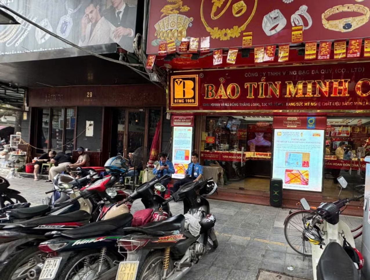 Cảnh tượng lạ trên 'phố vàng' Hà Nội - Ảnh 1.