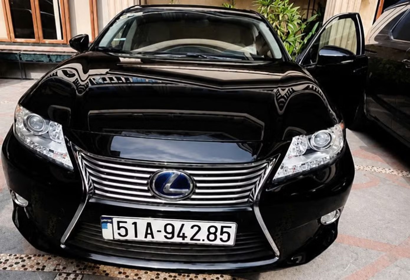 Lexus biển số 51A-942.85 Xe Maybach ‘tháo bánh, tháo cửa’ của bà Trương Mỹ Lan bán được 16,6 tỷ - Ảnh 3.