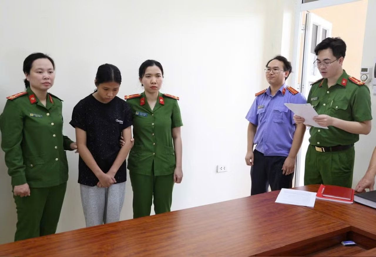 Công an đọc lệnh khởi tố đối tượng đánh Nguyễn Thị Lan Phương Khởi tố 2 bị can trong vụ nữ sinh bị đánh hội đồng ở Phú Thọ - Ảnh 1.