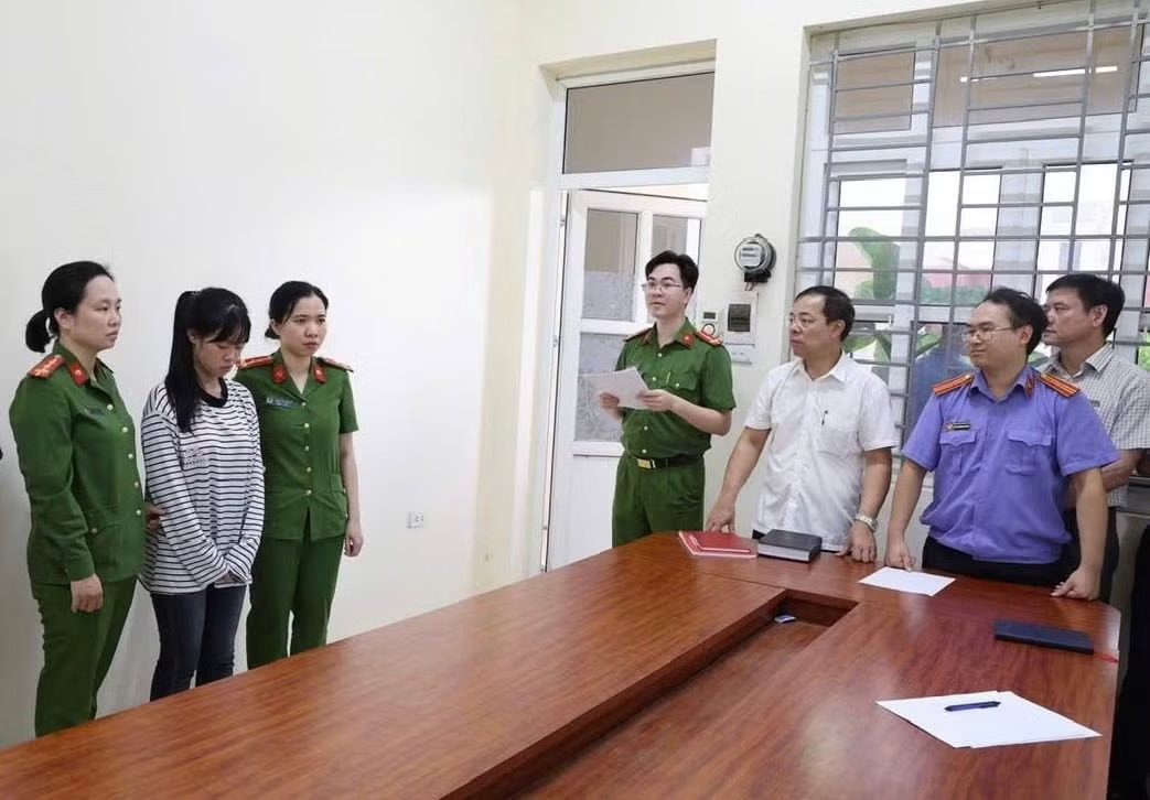 Công an đọc lệnh khởi tố đối tượng Lê Dương Bảo Ngọc Khởi tố 2 bị can trong vụ nữ sinh bị đánh hội đồng ở Phú Thọ - Ảnh 2.