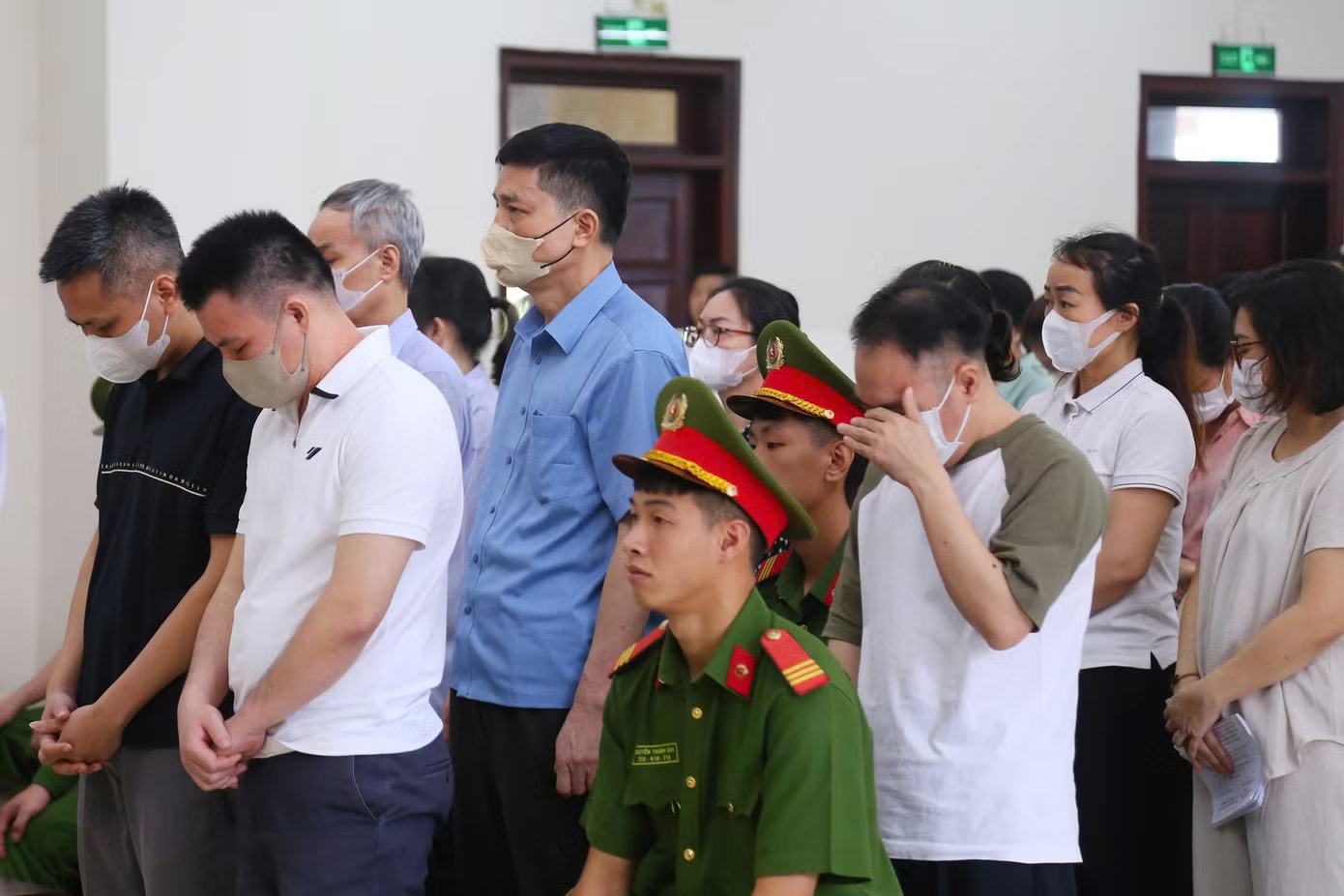 Các bị cáo tại phiên tòa. Cựu Cục trưởng Trần Việt Nga xin cho chồng hưởng án treo để ở nhà nuôi con - Ảnh 1.