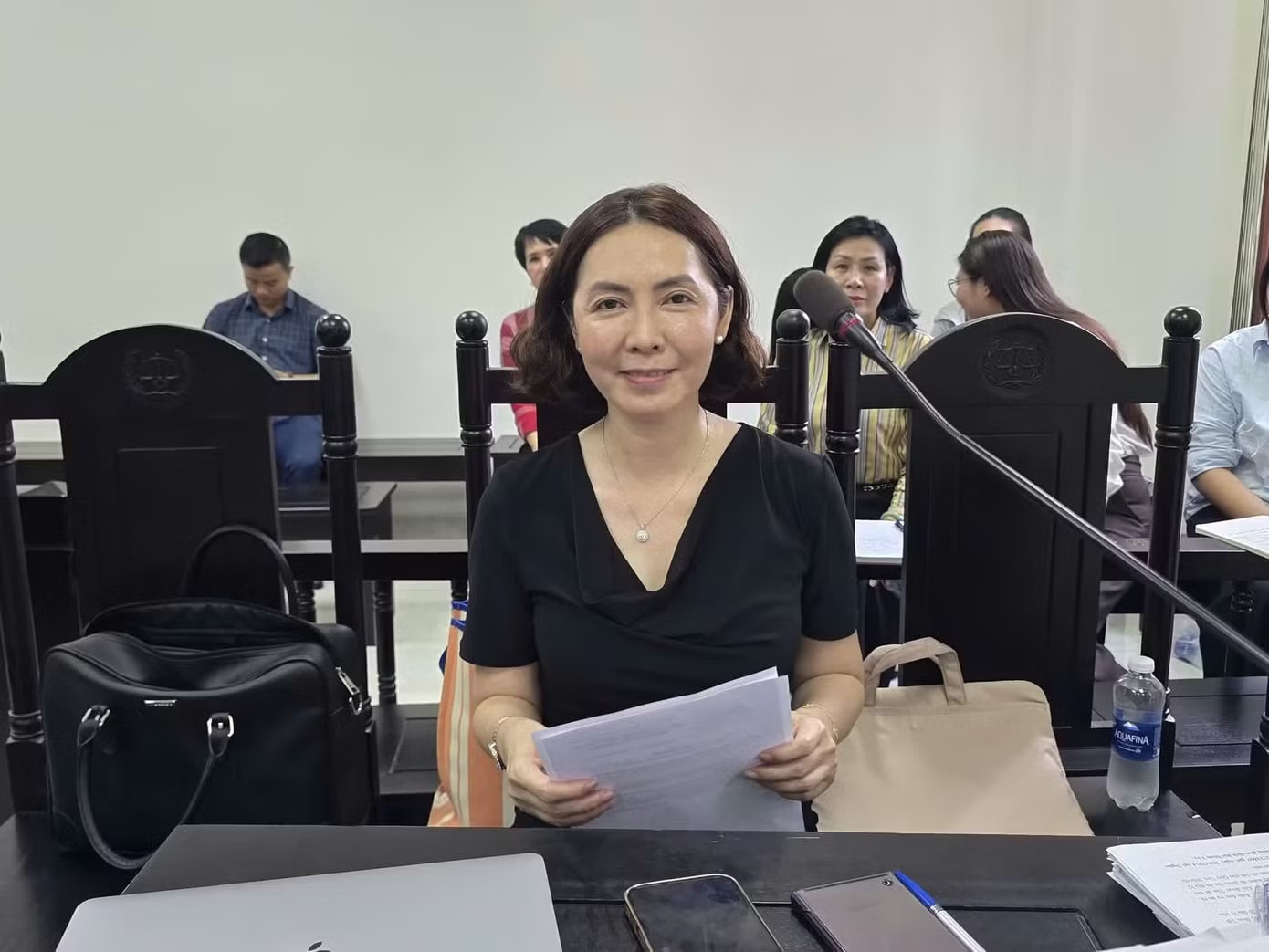 Bà N.T.N.A. (bị đơn, 48 tuổi) tại phiên toà ngày 15/5 TPHCM: Cảnh sát xuất hiện tại loạt phòng khám nha khoa liên quan vụ ly hôn nghìn tỷ - Ảnh 2.