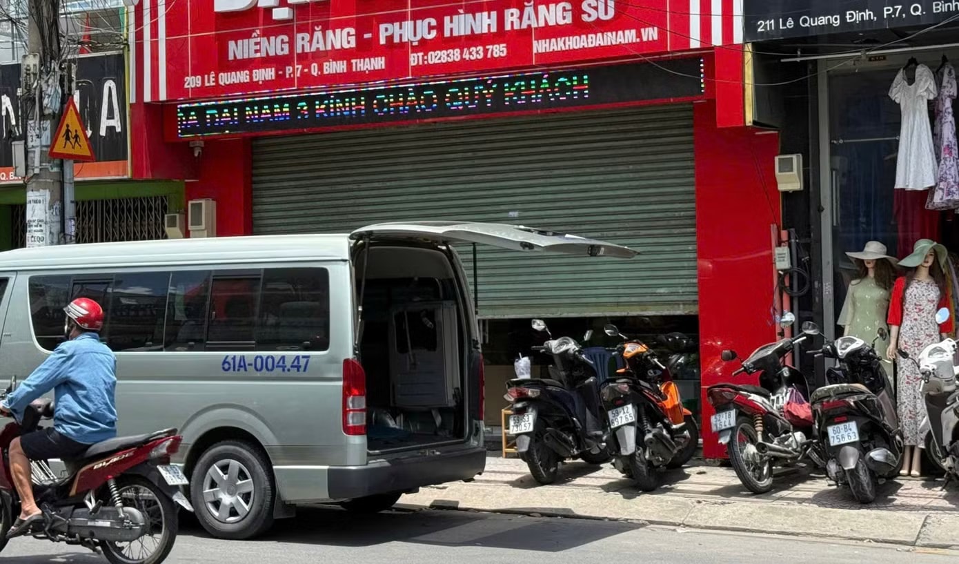 Cảnh sát xuất hiện tại nhiều phòng khám nha khoa liên quan vụ ly hôn nghìn tỷ ở TPHCM TPHCM: Cảnh sát xuất hiện tại loạt phòng khám nha khoa liên quan vụ ly hôn nghìn tỷ - Ảnh 1.