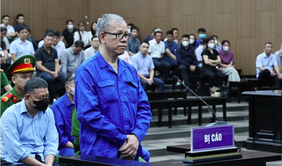 Bị cáo Nguyễn Hữu Tuấn. Hai giám đốc Ban quản lý dự án bị quy là 'đầu tàu' sai phạm tại dự án cơ sở 2 BV Bạch Mai, Việt Đức - Ảnh 2.