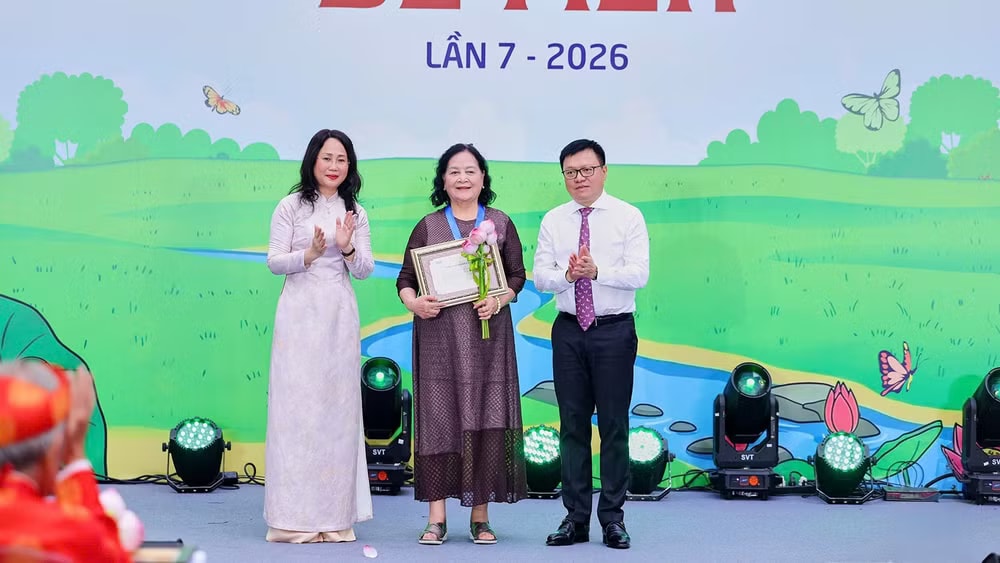 Nghệ sĩ Nhân dân Ngọc Lan nhận Giải thưởng “Thành tựu trọn đời - Hiệp sĩ Dế Mèn” trao cho cố Phó Giáo sư, Tiến sĩ, họa sĩ, đạo diễn, Nghệ sĩ Nhân dân Ngô Mạnh Lân. (Ảnh: Ban tổ chức)