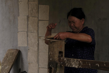 Bản làng Việt Nam nép mình dưới những dãy núi đá vôi hùng vĩ có nghề ‘lạ mà cuốn’, nhiều người trẻ tìm đến chỉ để tự tay làm thứ này