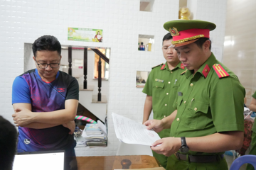 Khám xét nơi ở, bắt khẩn cấp một cán bộ công chức thuế