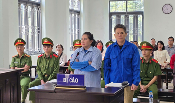 Tuyên án phạt tù 2 vợ chồng khóa cổng, nhốt cán bộ công an