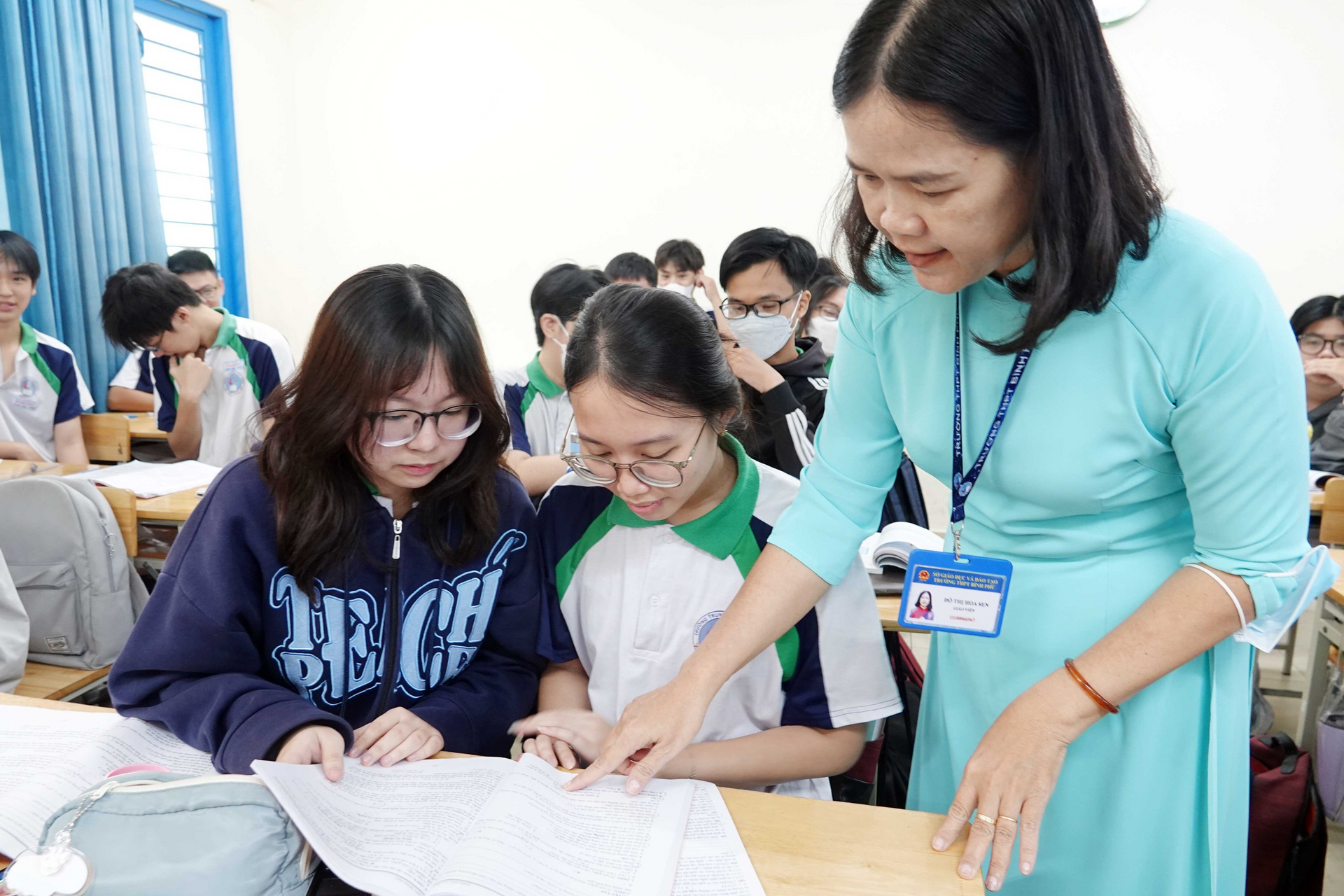 giao-vien-nhan-tien-2.png