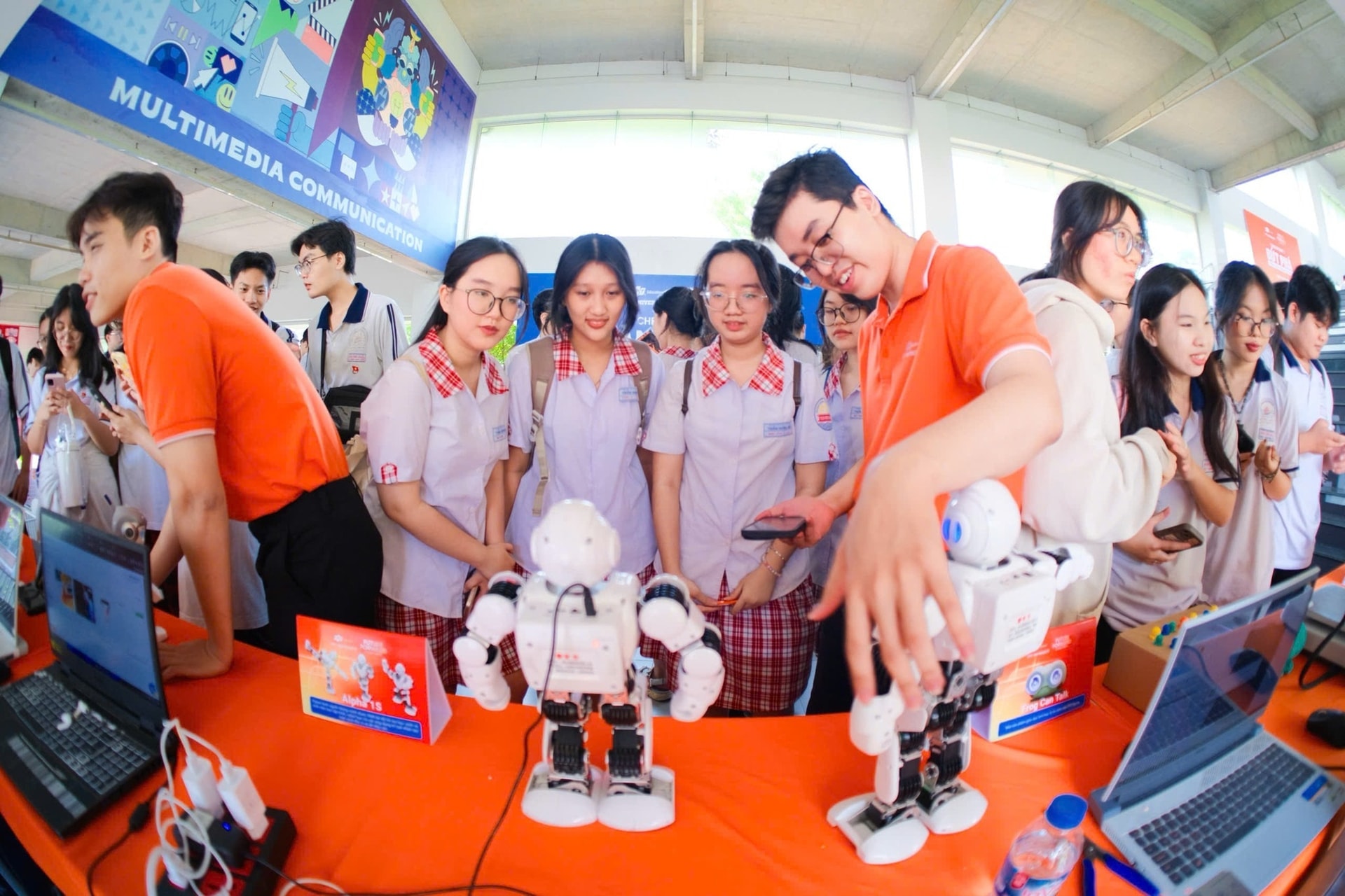 nganh-robot-ai-fpt1.jpg