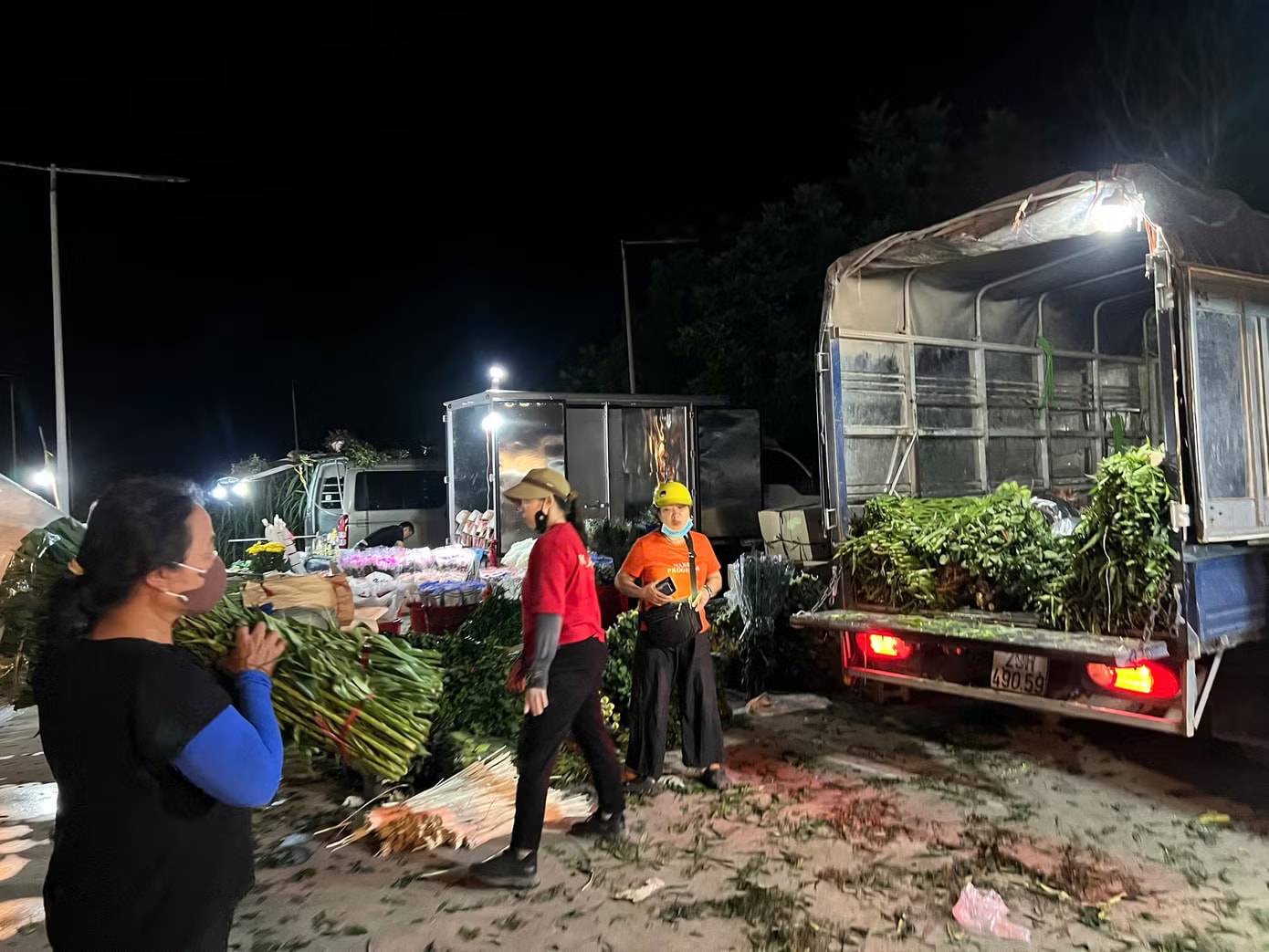 Chủ tịch Hà Nội chỉ đạo kiểm tra chợ hoa khủng hoạt động chui tại phường Kiến Hưng - Ảnh 1.