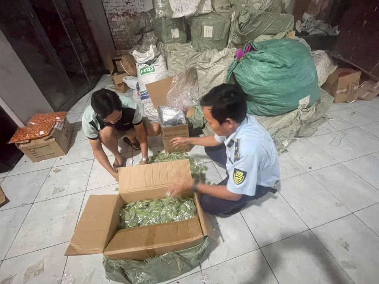 Người dân thắt chặt chi tiêu, sức mua nội địa trồi sụt - Ảnh 3.